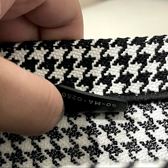 Christian Dior Book Tote in Canvas Embroidered Black and White Houndstooth - Picture 10 of 11